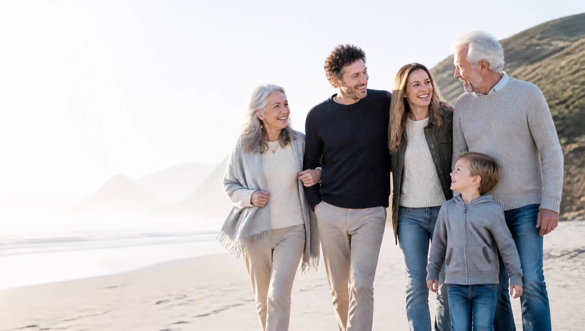 Familie mit drei Generationen bei einem Spaziergang im Freien